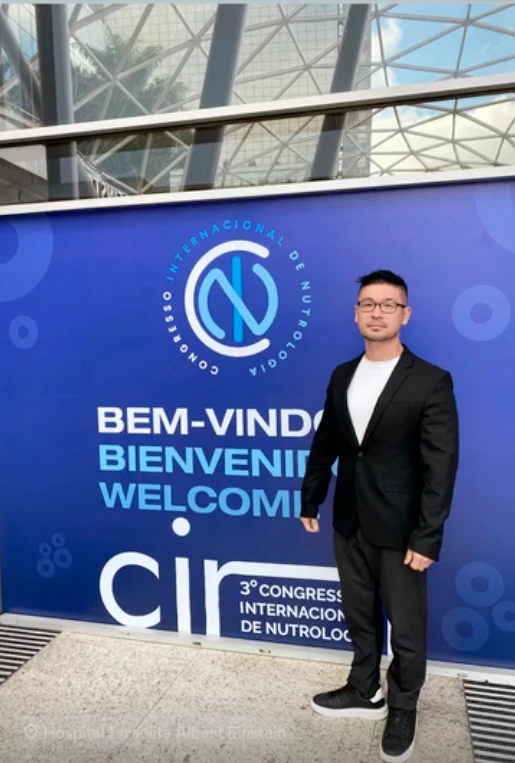Dr. Régis Ryu Yahiro durante participação em evento
